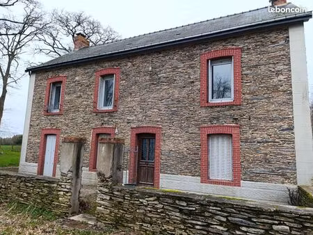 longère en pierre rénovée avec dépendances sur grand terrain arboré