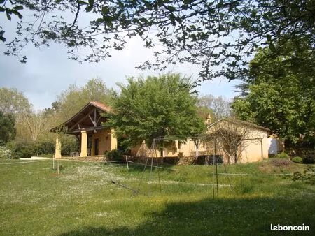 propriété  maison ancienne rénovée  piscine  pré et bois