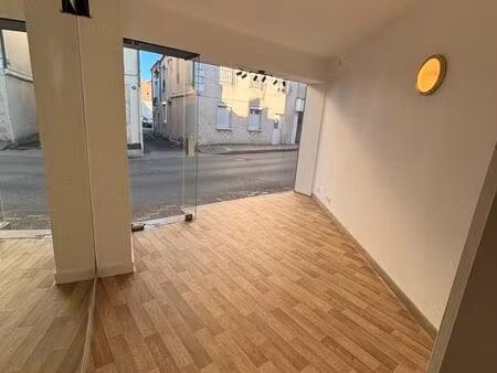 local commercial / professionnel en plein centre de mussidan / bon emplacement