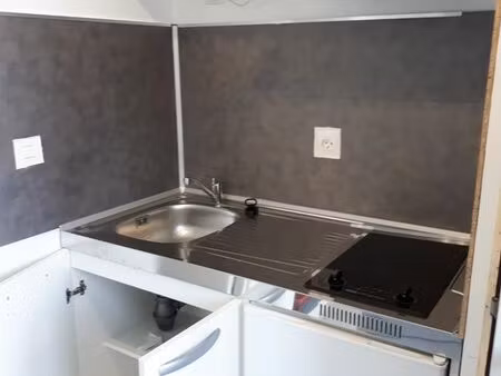 location studio meublé de plain -pied avec jardin et stationnement