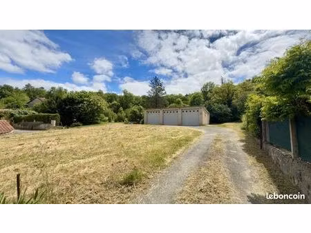 formidable opportunité de terrain constructible et d’un lot de 4 garages situés à douelle