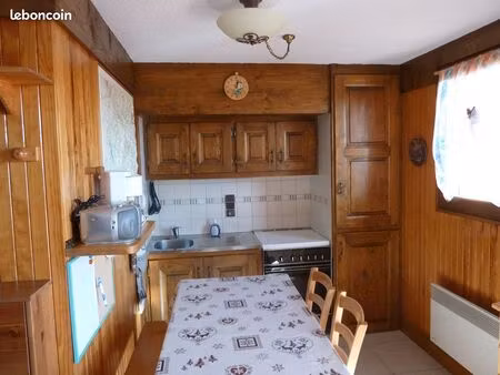 a vendre très joli studio coquet et bien équipé situé au centre de la station dans un chal