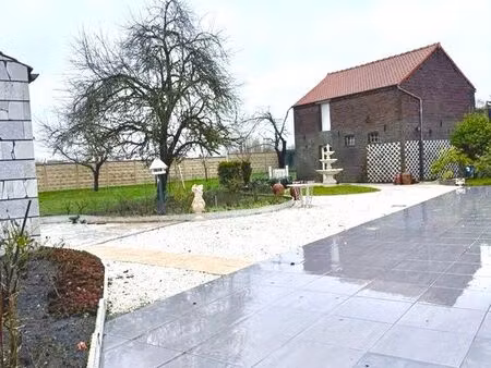 maison individuelle avec grand garage (hangar) et jardin clos