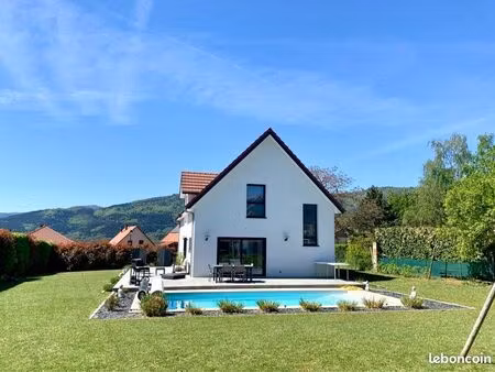 maison contemporaine -11 ares – garage trois voitures - vue dégagée avec piscine chauffée