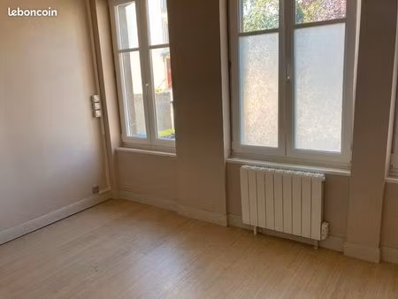 bureaux ou local 12m² et salle d'attente 3 / 4 places