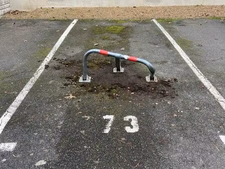 place de parking saint cyr sur loire