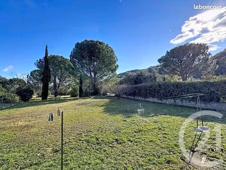 terrain 800 m² reynes