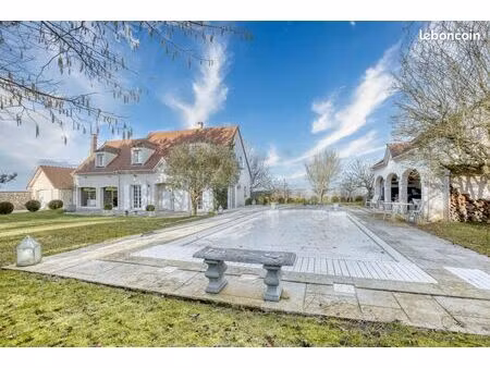 maison avec piscine et jardin