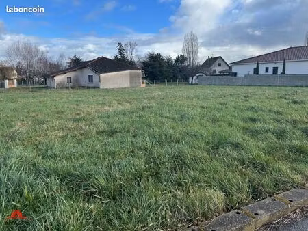 terrain 775 m² renaison
