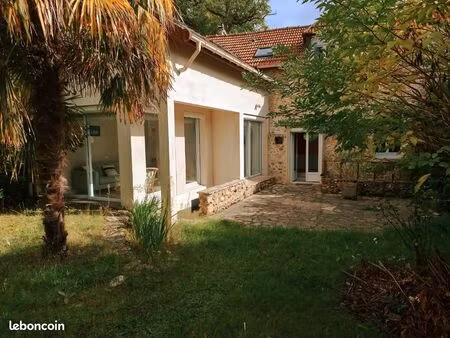 maison de charme  jardin arboré proche village