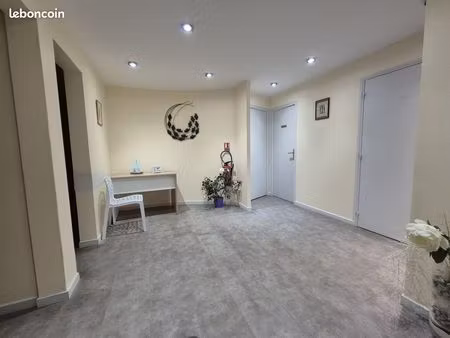 local professionnel 81 m² avec parking — angers