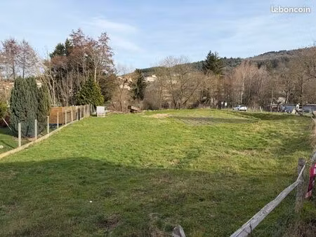 terrain 1557m2 constructible