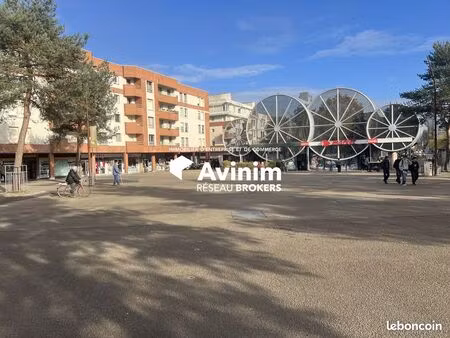 boutique 1182 m² montigny-le-bretonneux