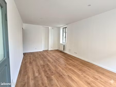 rambouillet centre – 2 locaux commerciaux avec vitrine  rénovés  lumineux  pmr  divisibles