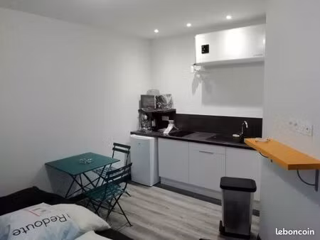 studio lumineux meublé