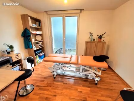 pièce avec table de massage dans cabinet pluridisciplinaire