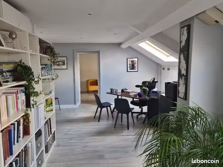 ensemble de 4 bureaux destinés à la location