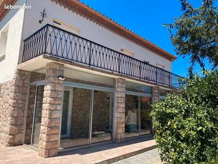 vend maison de 157 m2 sur une parcelle de 1100m2 de terrain avec piscine en plein centre v