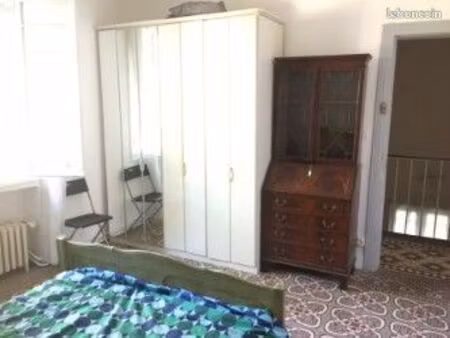 très grande chambre d'étudiant meublée très spacieuse et très lumineuse dans une villa