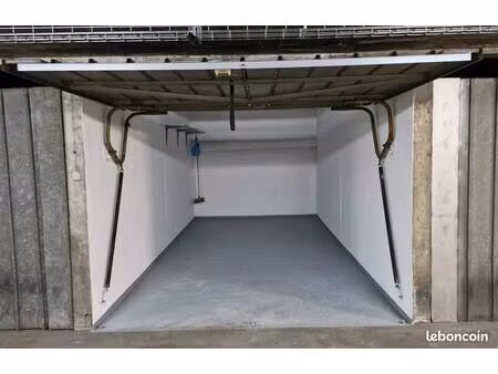box 14m2 rue mont charvin - commerces novel - annecy - stationnement garage