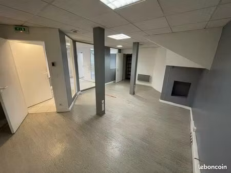 local/bureau indépendant charges comprises avec espace commun