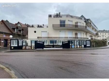 murs commerciaux en front de mer