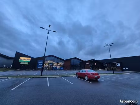 local commercial à louer 400m² emplacement n°1