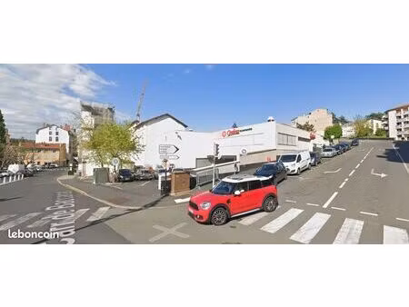 ? à louer – local commercial 500 m² en centre-ville avec 15 places de stationnement privat