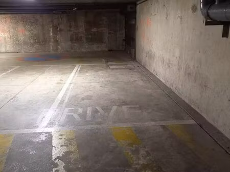 place de parking souterrain sécurisée