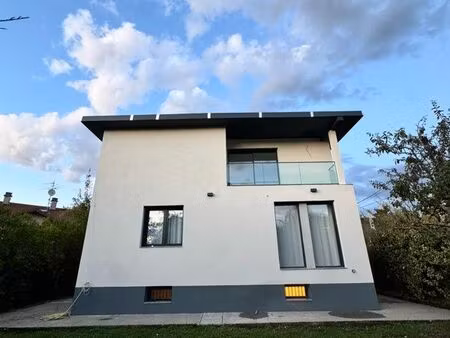 maison rénovée à neuf à 3 min à pied de la suisse