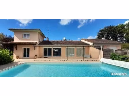 maison familiale 182 m2 avec t2 indépendant  piscine et grand terrain