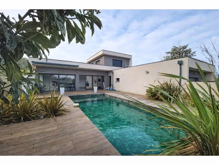 villa contemporaine de 220 m² de type 7 avec piscine chauffée et appartement indépendant d