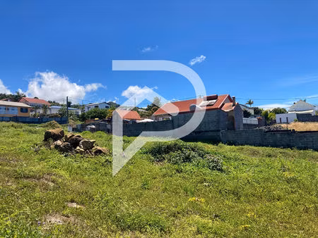 à vendre parcelle de terrain à bâtir sur 448 m² à petite-île