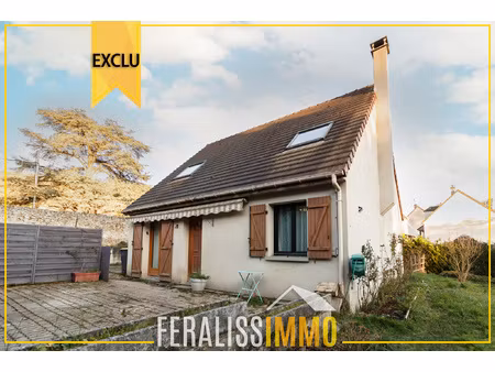 chaleureuse maison individuelle au milieu de son jardin arbo