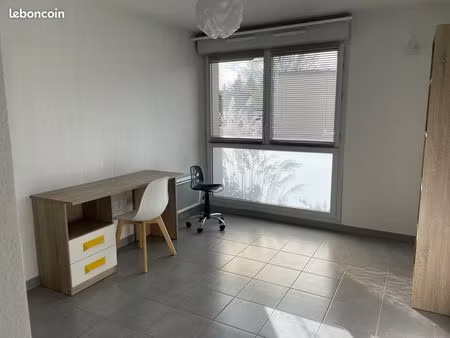 t1 loué proche facs de médecine et lettre