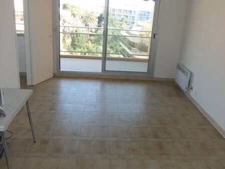 vence centre studio 33m² au 5ème étage avec ascenseur  parking et cave en sous-sol