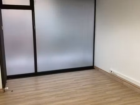 bureau dans cabinet de soins