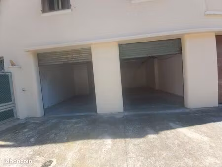 2 grands garages plein pieds sécurisés