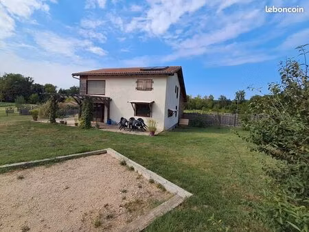 maison en paille au bord du clain