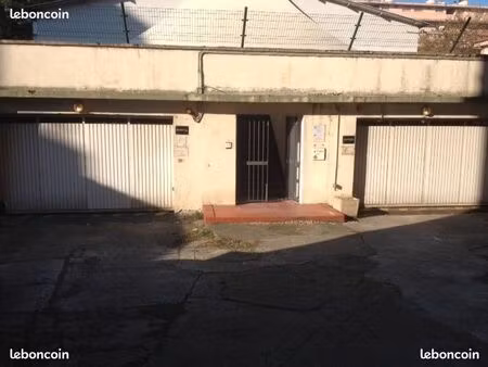 place de parking couverte et sécurisée