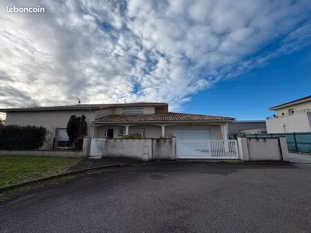 villa 6 pièces de 2007 avec piscine en tbe