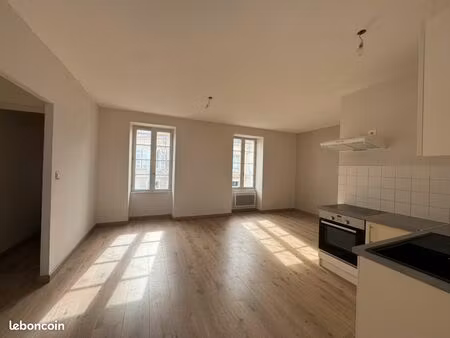 t3 centre ville luçon 65 m2