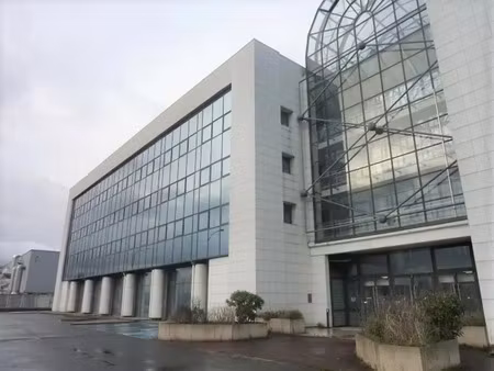 immeuble d’activités à vendre ou à louer à colombes grande hauteur sous plafond