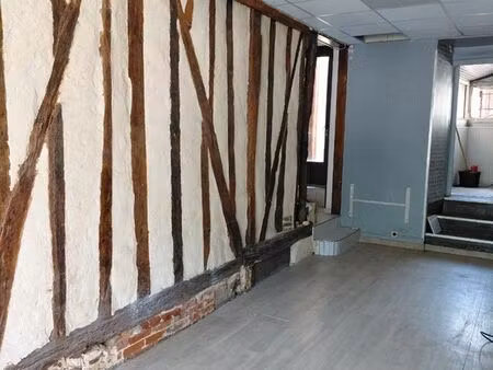 local commercial quartier cathedrale