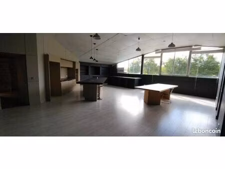 bureaux avec grande salle aménagés