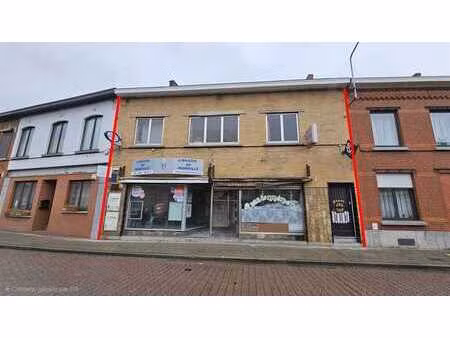 a rénover  commerce + habitation