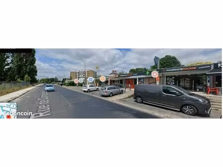 local commercial à côté de kedge dans une zone commerçante