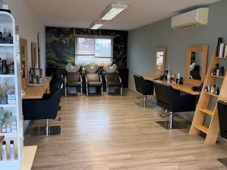 salon de coiffure clé en main – 3 bacs – 6 postes – lumineux – parking