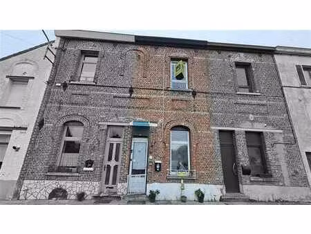 maison à rafraichir + cour et parkings