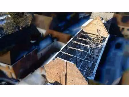 grange de 350 m² + boxs et prairie de 65 ares